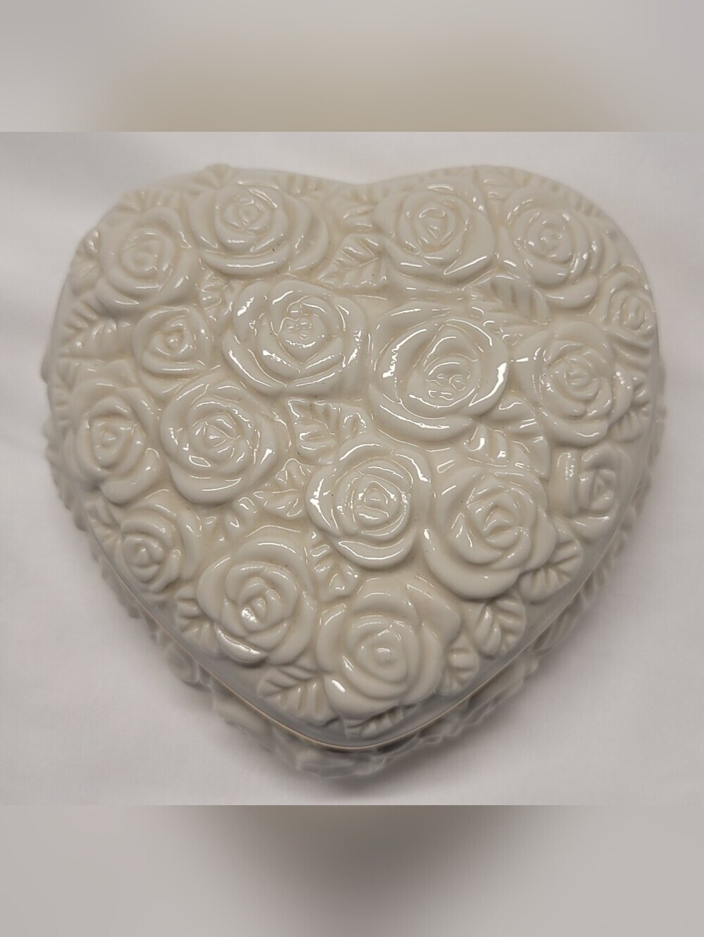 Lenox Porcelain Roses Heart Shaped Off White 24K Gold Trim Vanity Trinket Box